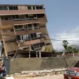 Docente en La Guaira sigue buscando apoyo para recuperar dos cuerpos entre los escombros