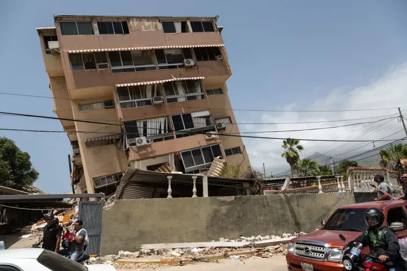 Docente en La Guaira sigue buscando apoyo para recuperar dos cuerpos entre los escombros