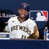 Jackson Chourio firma con los Cerveceros de Milwaukee
