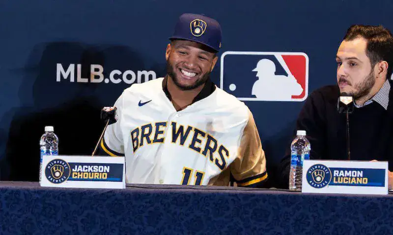 Jackson Chourio firma con los Cerveceros de Milwaukee