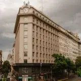 Impresionante vista arquitectónica de un edificio clásico en Buenos Aires durante el día.