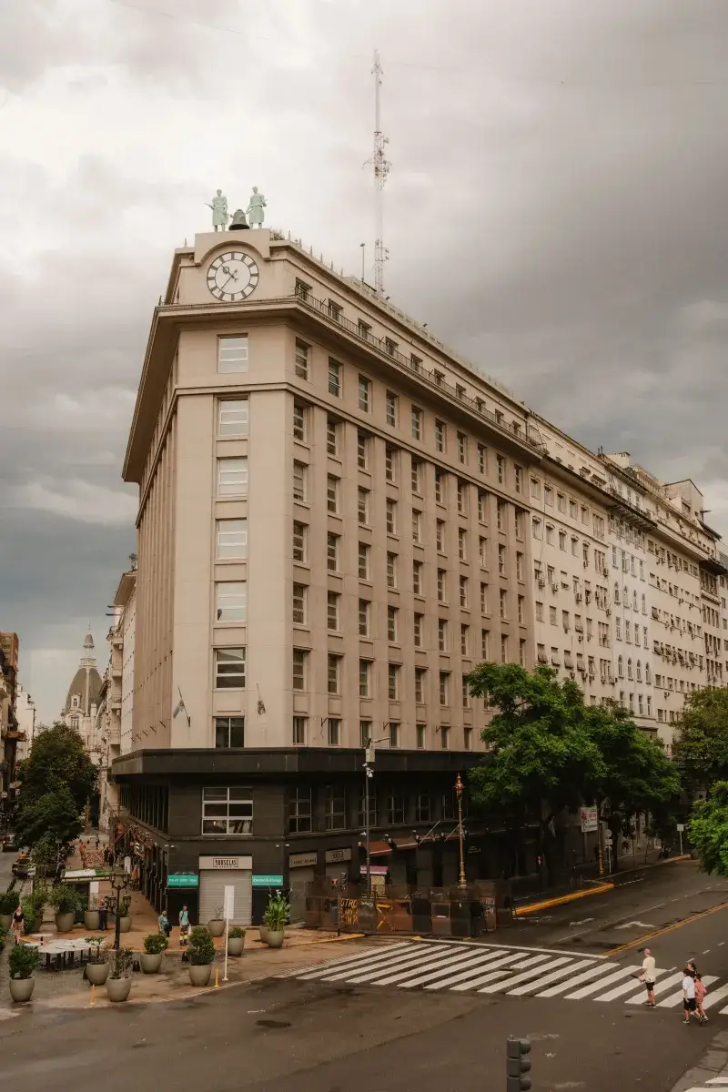 Impresionante vista arquitectónica de un edificio clásico en Buenos Aires durante el día.