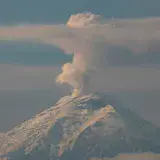 Volcán Cotopaxi lanza columna de ceniza de 3 kilómetros de altura