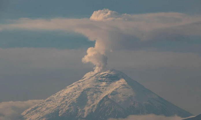 Volcán Cotopaxi lanza columna de ceniza de 3 kilómetros de altura