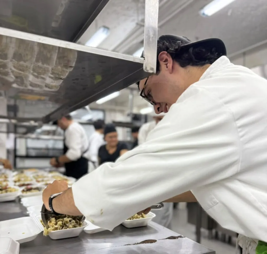 Cocina solidaria reparte miles de comidas tras sismos