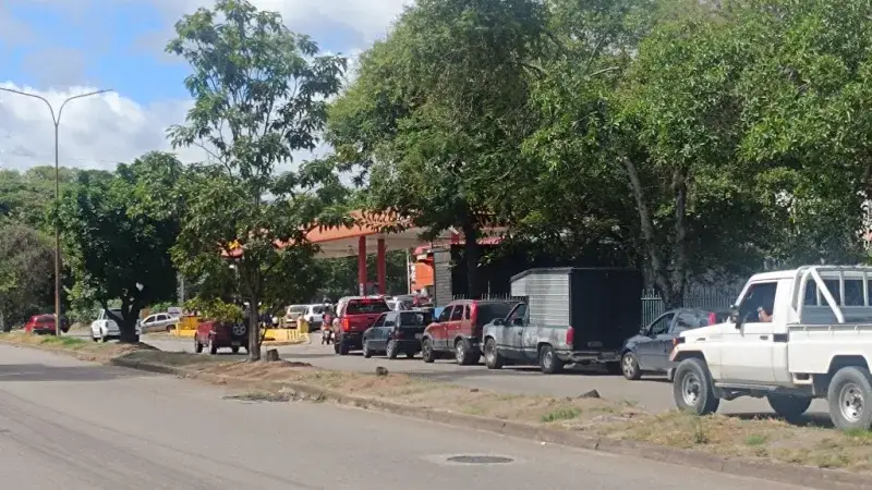 Táchira enfrenta apagones y colas por falta de gasolina