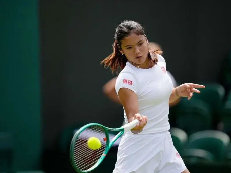 Raducanu se baja de Wimbledon por una fractura por estrés en la pierna derecha
