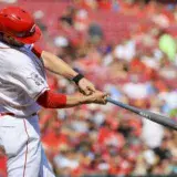 Los Rojos humillan a los Filis en el día de Jackie Robinson