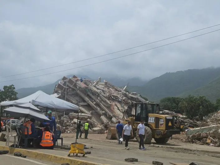 Playeros de La Guaira sobreviven reciclando chatarra