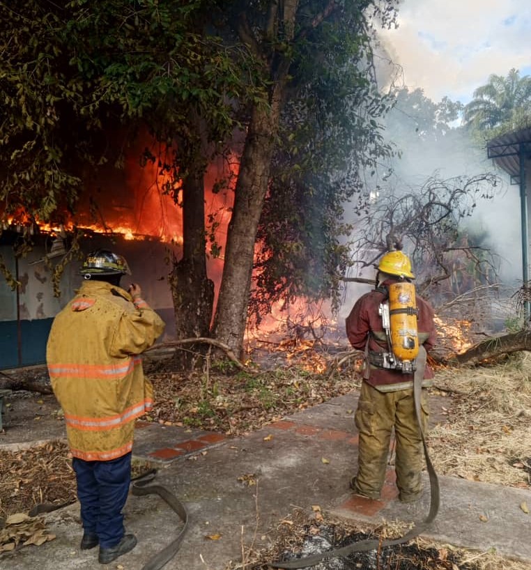 Tres aulas afectadas tras incendio en la Upel de Maracay