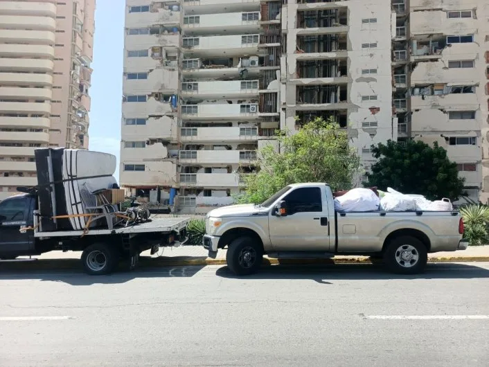 Sobrevivientes La Guaira buscan recuperar pertenencias tras terremotos