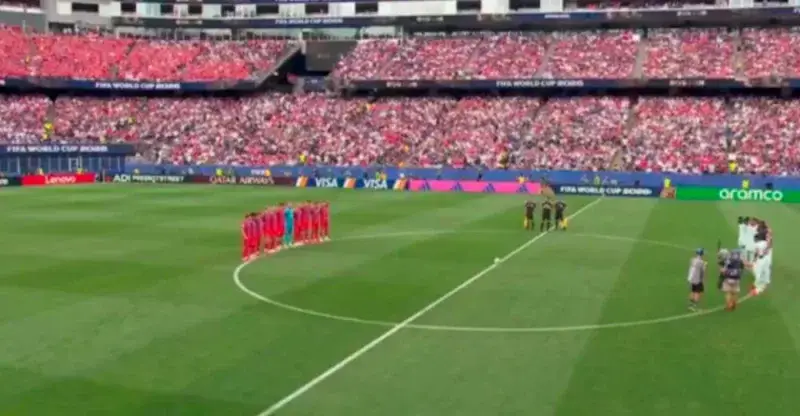 Minuto de silencio por Venezuela en la previa de Francia-Noruega