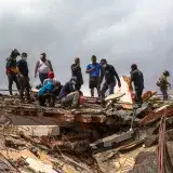Terremotos dejan destrucción masiva en La Guaira y vecinos rescatan a sus muertos