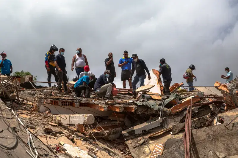 Terremotos dejan destrucción masiva en La Guaira y vecinos rescatan a sus muertos