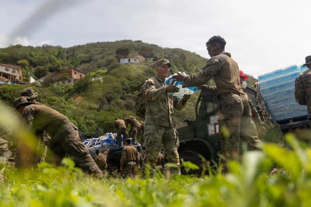 Militares de EE. UU. distribuyen agua en Anare tras sismo