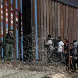 Arrestos de migrantes en la frontera de EE. UU. caen 96 % este año 