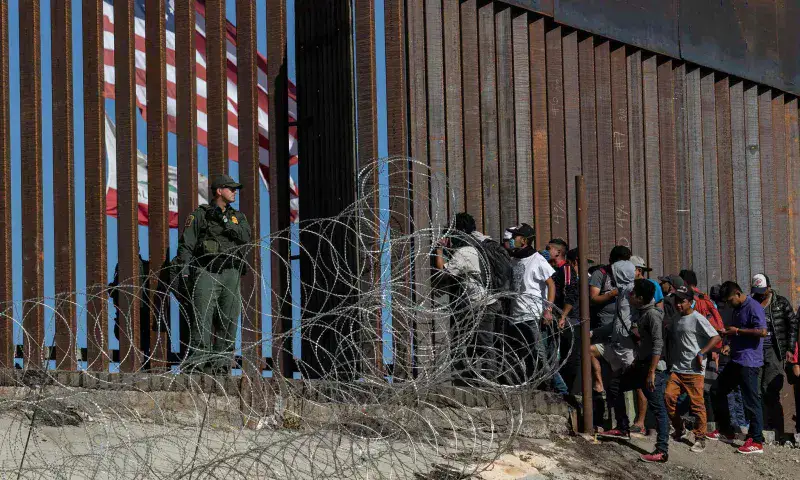 Arrestos de migrantes en la frontera de EE. UU. caen 96 % este año