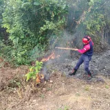 Bomberos controlan incendios forestales y de desechos en varios municipios de Trujillo