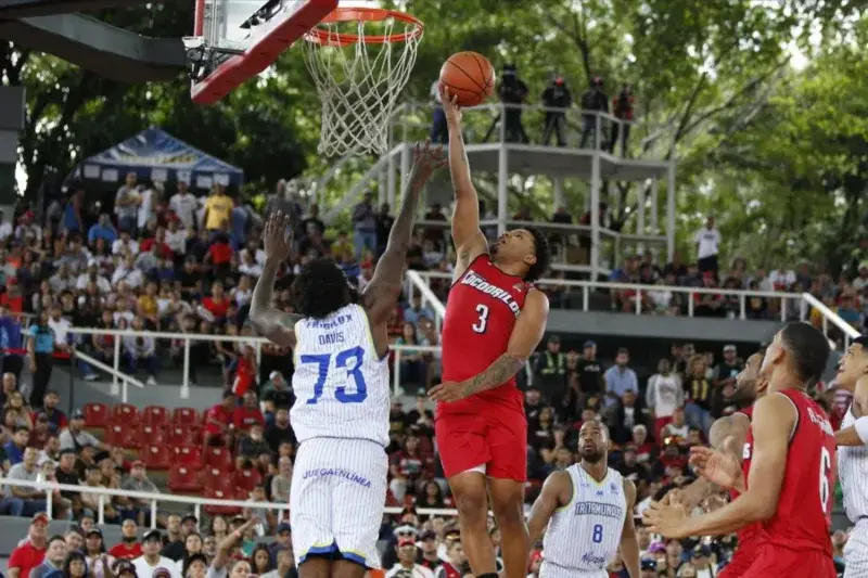 Cocodrilos y Trotamundos abren la Liga Superior de Baloncesto