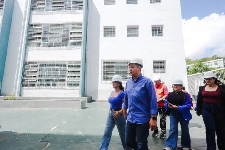 MPPE inspecciona y repara planteles dañados por sismo del 24J