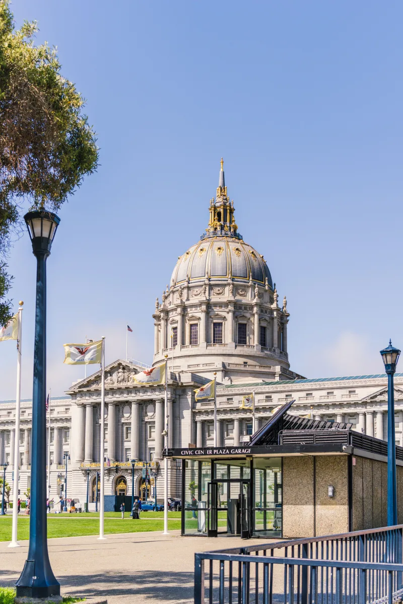 Elegant view of San Francisco City Hall, a stunning example of Beaux-Arts architecture in California.