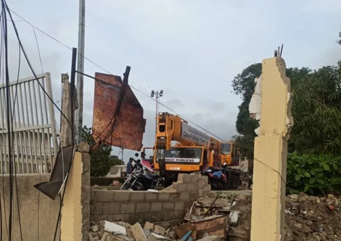 Vecinos denuncian prioridad en rescate tras derrumbes