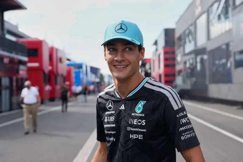 Russell elogia a Alonso: Debió sumar cinco títulos en la F1