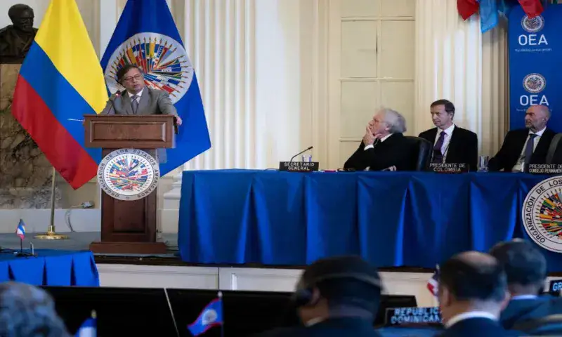 Rehacer Carta Democrática de la OEA y reintegrar a Venezuela propone Petro
