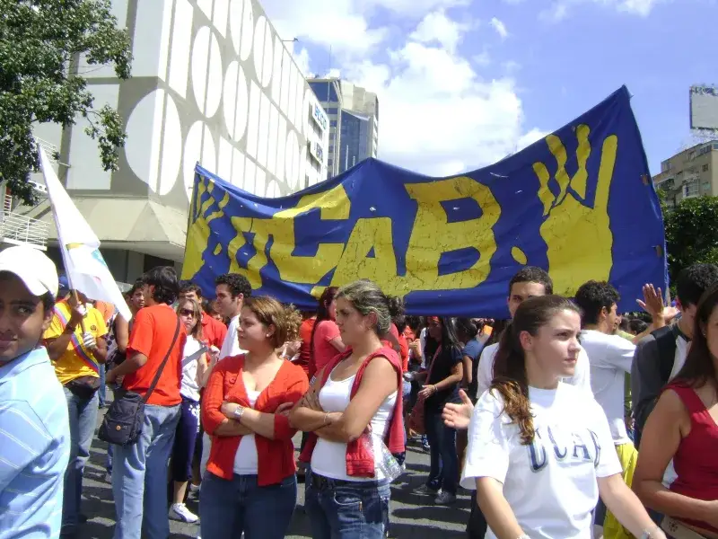File:Estudiantes de la UCAB.JPG