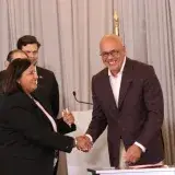 Diálogo en Caracas pacta sobre medios y TSJ sin tocar comicios