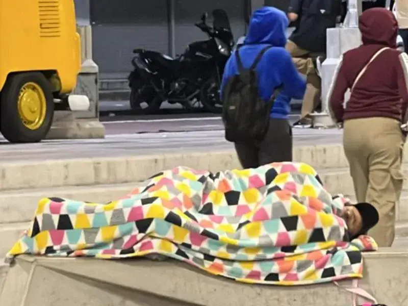 Caraqueños pasan la noche en plazas tras los terremotos de este miércoles