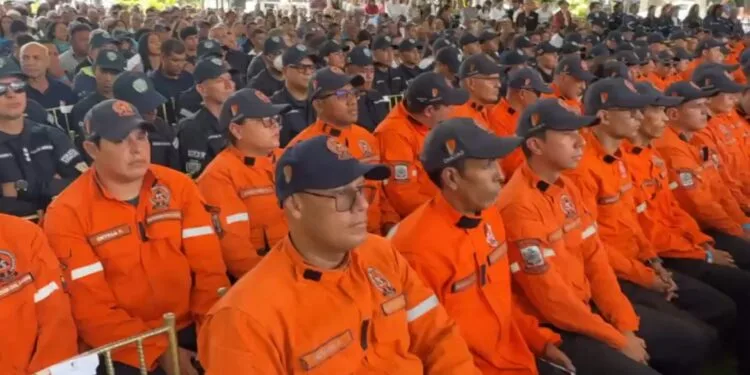 Chacao condecora a 800 rescatistas tras sismos