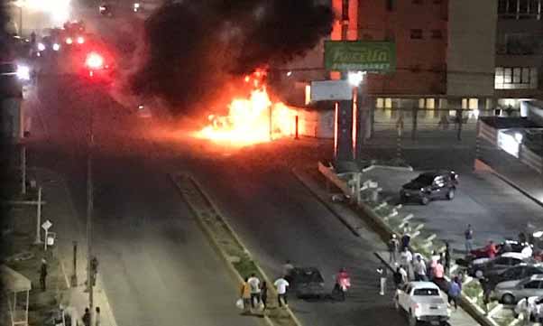 Reportan incendio de vehículo en 5 de Julio