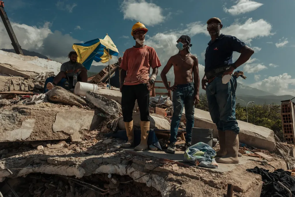 La Guaira: familias buscan cuerpos tras terremotos