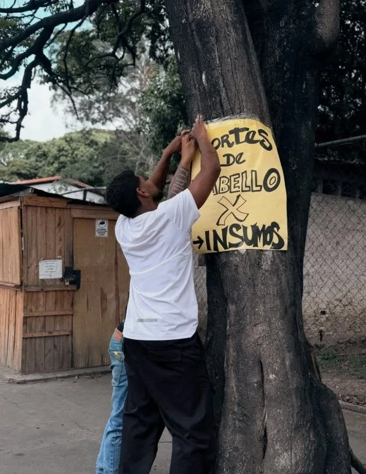 Un barbero en Caracas cambia cortes gratis por insumos para familias damnificadas