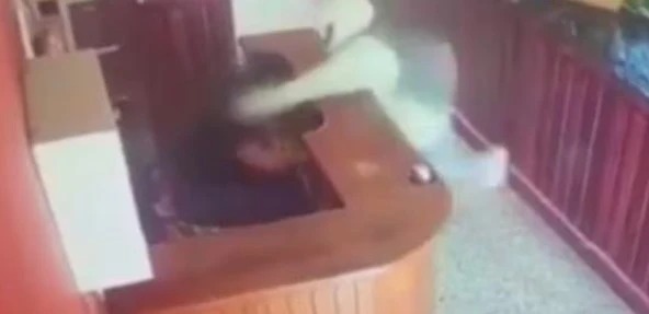 
				Mujer le cortó el cuello con un cuchillo a una venezolana en Perú			