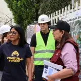 Delcy Rodríguez visita rehabilitación de 186 viviendas en San