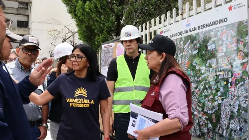 Delcy Rodríguez visita rehabilitación de 186 viviendas en San