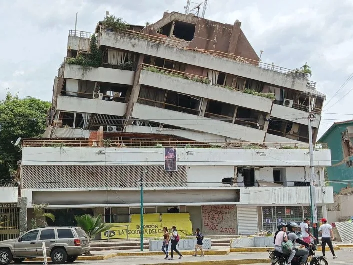 Sobrevivientes La Guaira buscan recuperar pertenencias tras terremotos