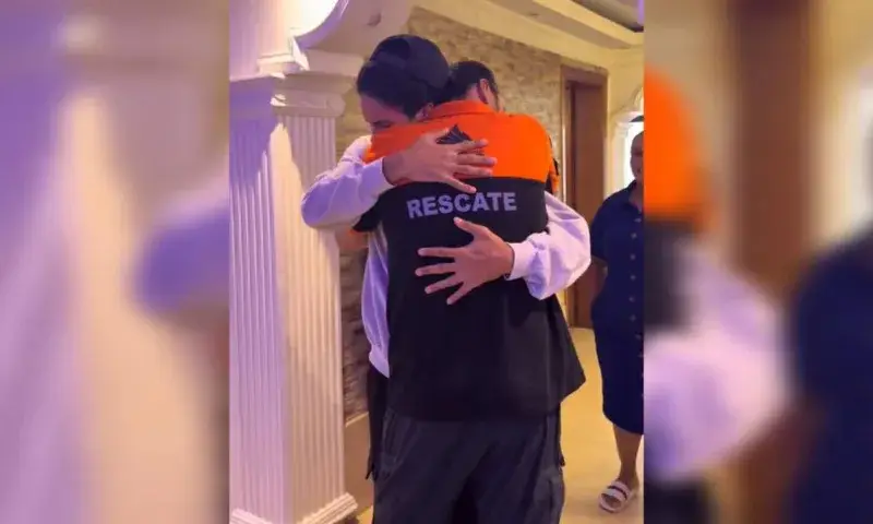 Aarón Levi se reencuentra con rescatistas mexicanos tras salir con vida de los escombros