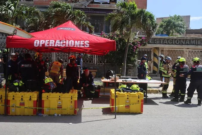 Rescatan con vida a vigilante tras 114 horas entre ruinas en La Guaira
