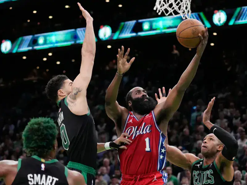 James Harden lidera el primer triunfo ante Celtics