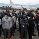 EE. UU. deporta a 23.000 migrantes bajo esquema de externalización