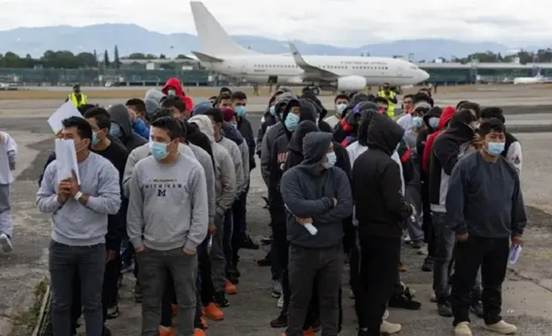 EE. UU. deporta a 23.000 migrantes bajo esquema de externalización
