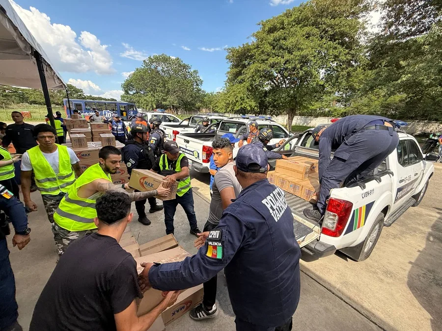 Valencia reparte ayuda humanitaria a familias de La Guaira y Caracas