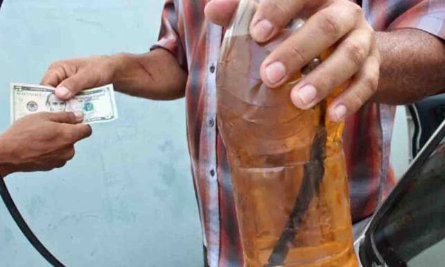 Cobran hasta 10 dólares por cinco litros de gasolina "pirateada"