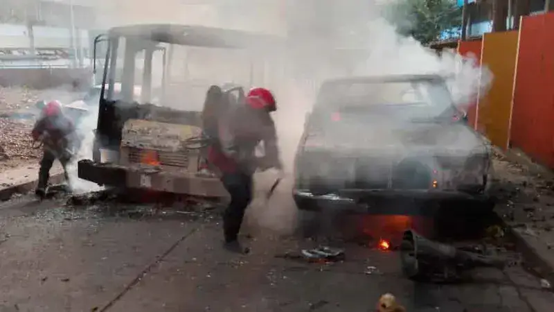 Incendio calcinó dos vehículos en Catia