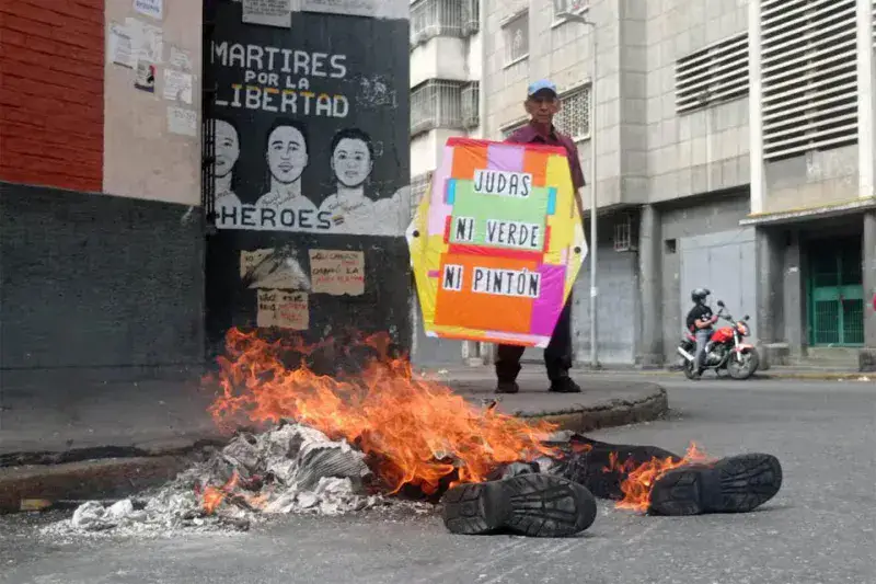 Caraqueños queman a Tareck El Aissami como Judas
