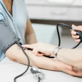 Hallan una vía biológica que explica cómo el colesterol alto debilita las defensas del hígado