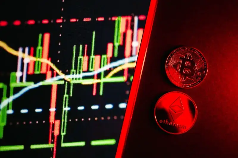 Una imagen vibrante que muestra las monedas Bitcoin y Ethereum junto a un gráfico de trading digital.